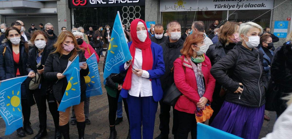 İyi Parti üyesi bir grup eylem yaparak Buğra Kavuncu'nun istifasını istedi