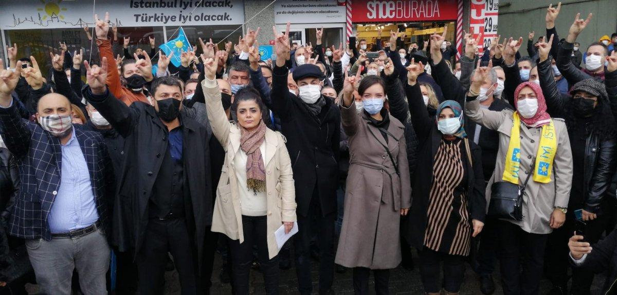 İyi Parti üyesi bir grup eylem yaparak Buğra Kavuncu'nun istifasını istedi