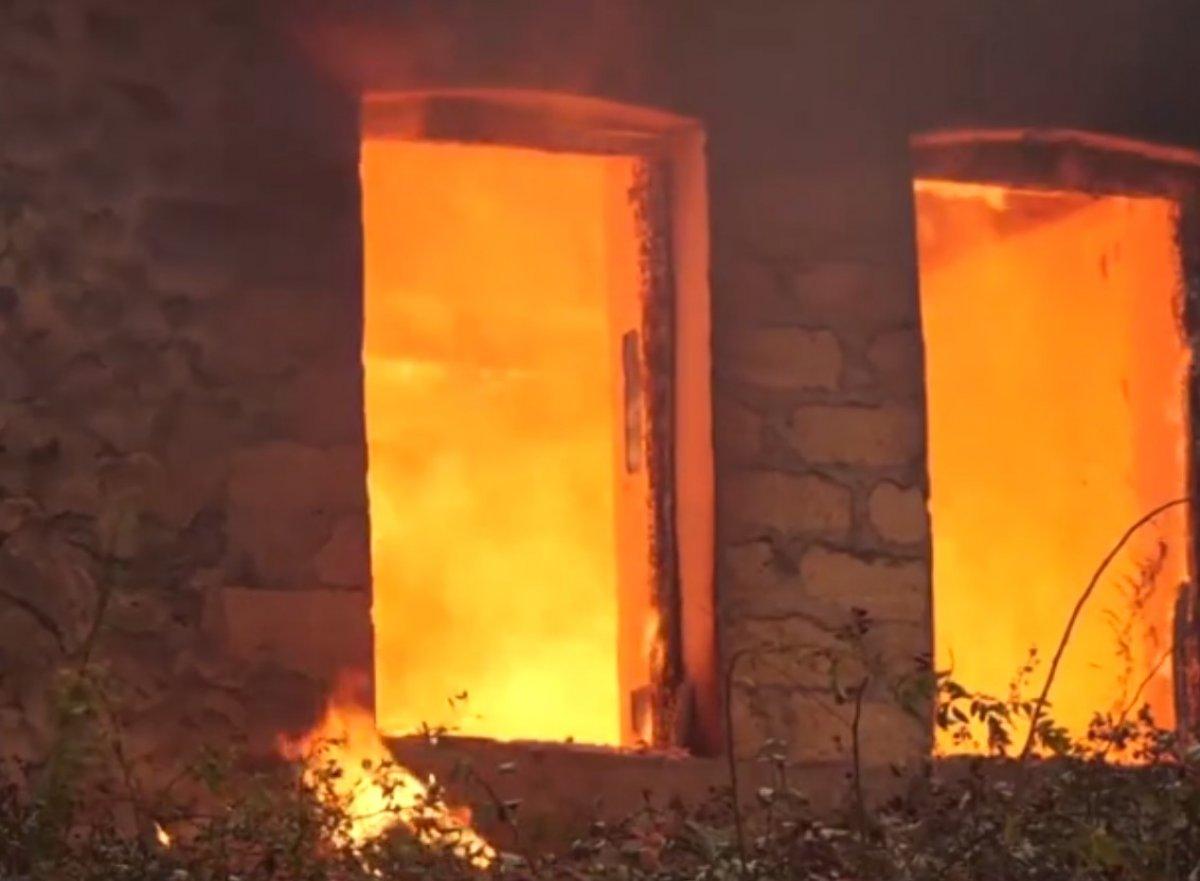 Ermeniler terk ettiği bölgelerdeki evlerini yakıyor