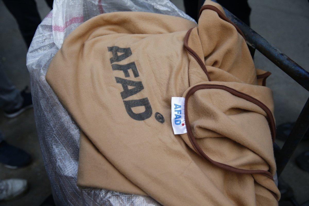 İzmir'de depremzedeler için gönderilen battaniyeleri satmaya çalıştılar