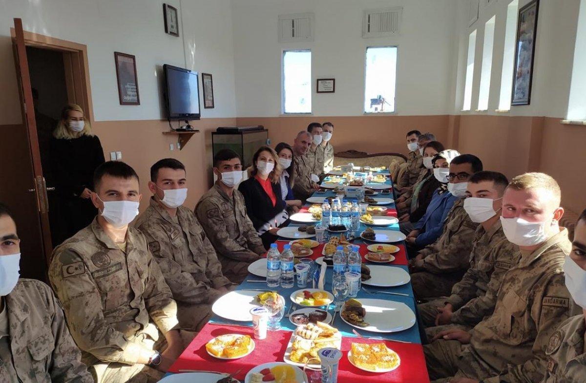 Batman Valisi Şahin'in eşinden askerlere anne yemeği ikramı