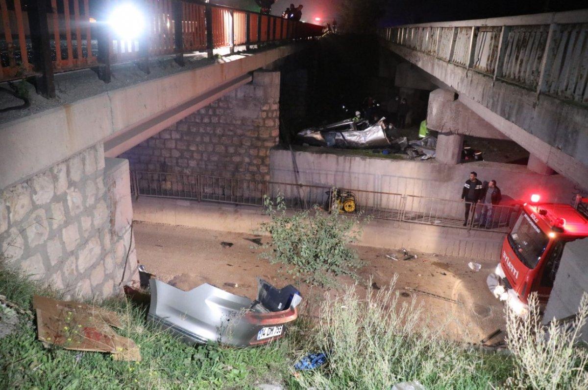 Bolu'da kontrolden çıkan iki araç köprüden aşağı düştü