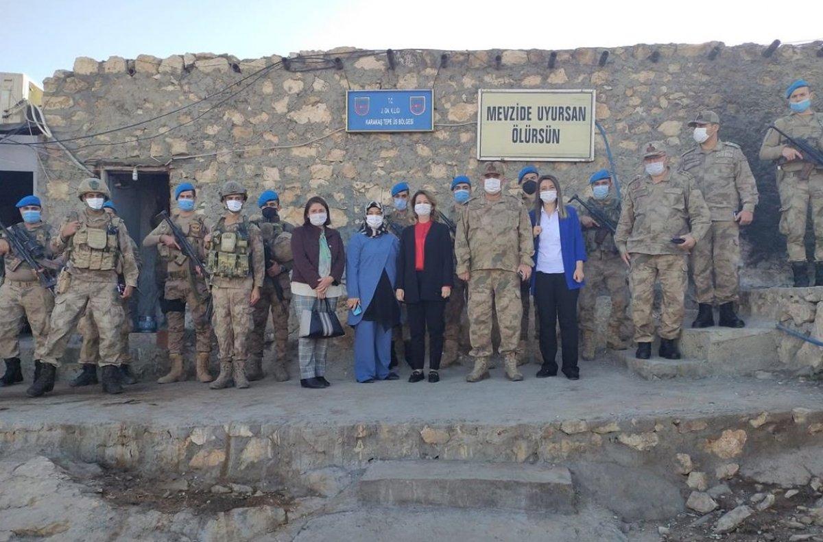 Batman Valisi Şahin'in eşinden askerlere anne yemeği ikramı