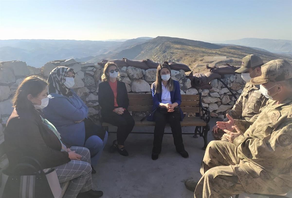 Batman Valisi Şahin'in eşinden askerlere anne yemeği ikramı