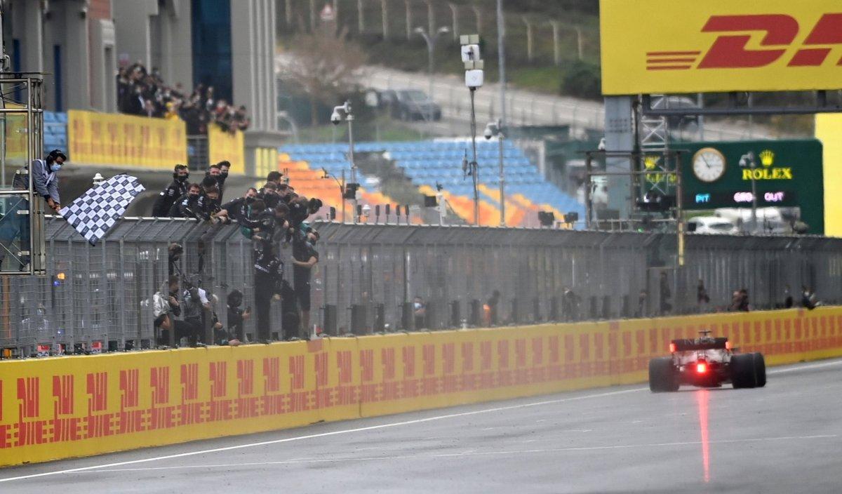 Formula 1'de şampiyon Lewis Hamilton