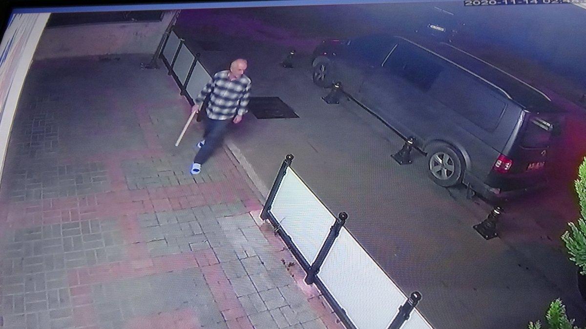 Pendik'te dükkanına giren hırsızı, sopayla kovaladı