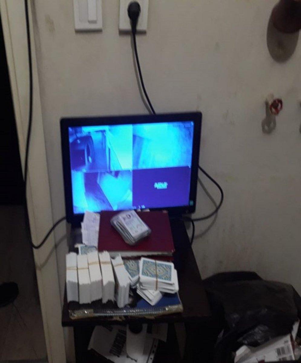 Denizli'de kumar oynayıp, sosyal mesafeye uymayan 22 kişiye ceza yağdı