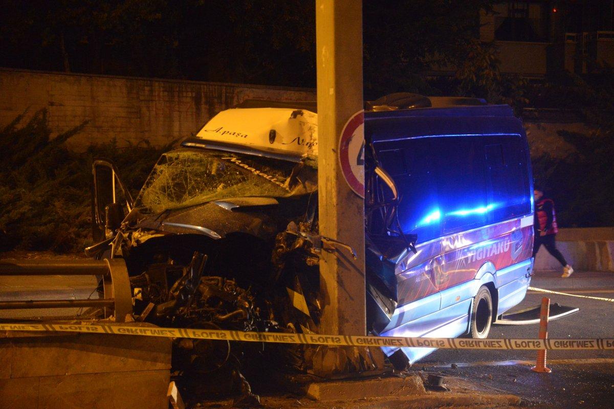 Ankara'da yolcu minibüsü yön levhası direğine çarptı: 1 ölü, 1 yaralı