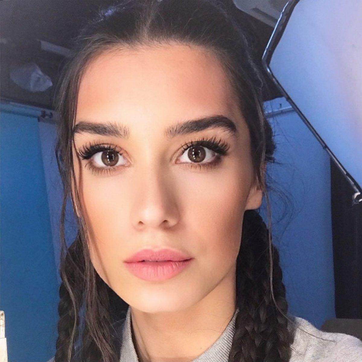 Burcu Kıratlı, köylü kızı imajıyla beğeni topladı