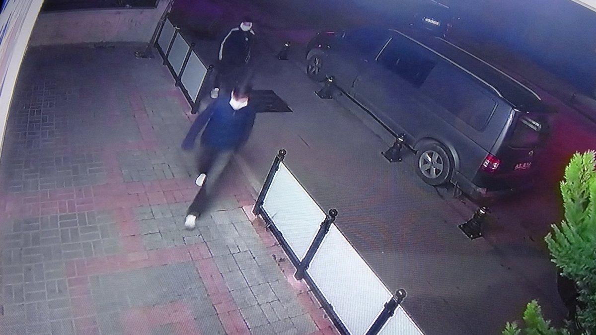 Pendik'te dükkanına giren hırsızı, sopayla kovaladı