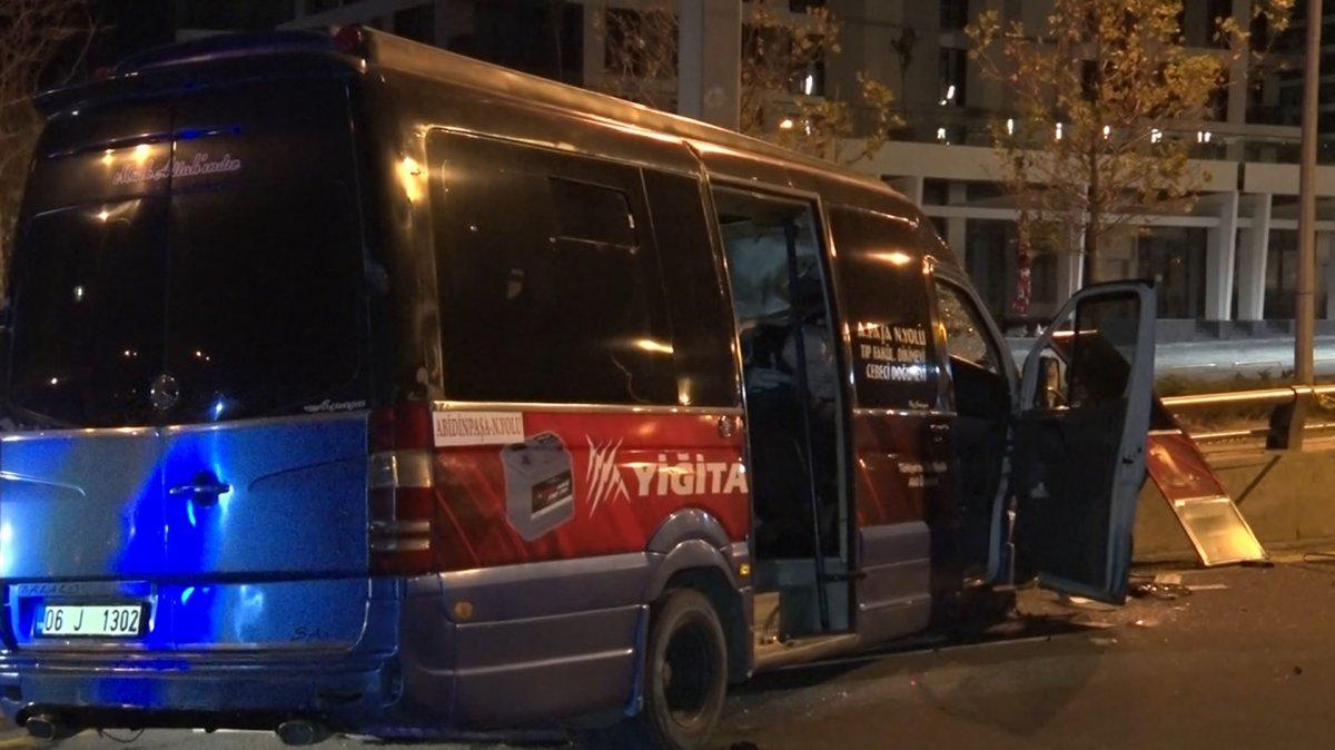 Ankara'da yolcu minibüsü yön levhası direğine çarptı: 1 ölü, 1 yaralı