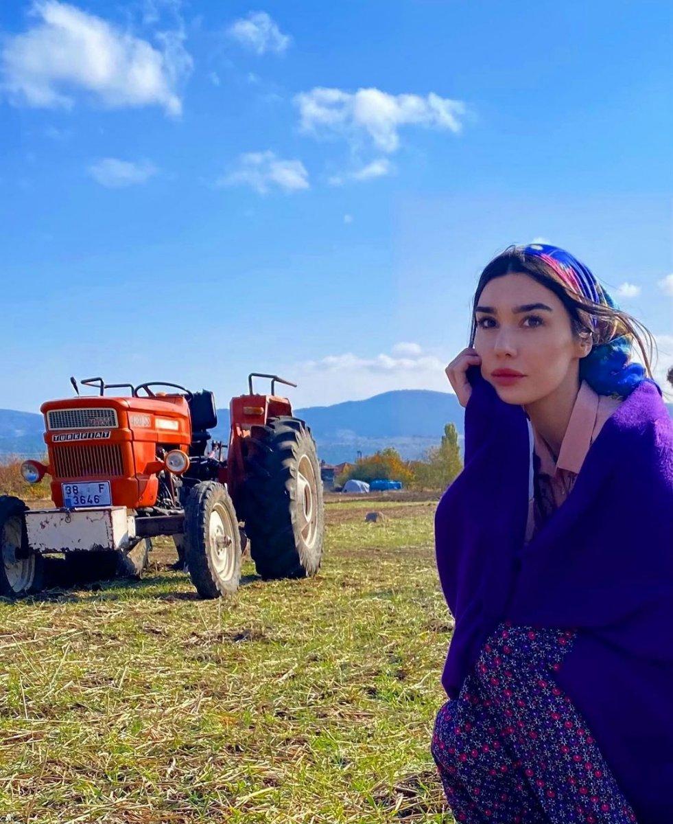 Burcu Kıratlı, köylü kızı imajıyla beğeni topladı
