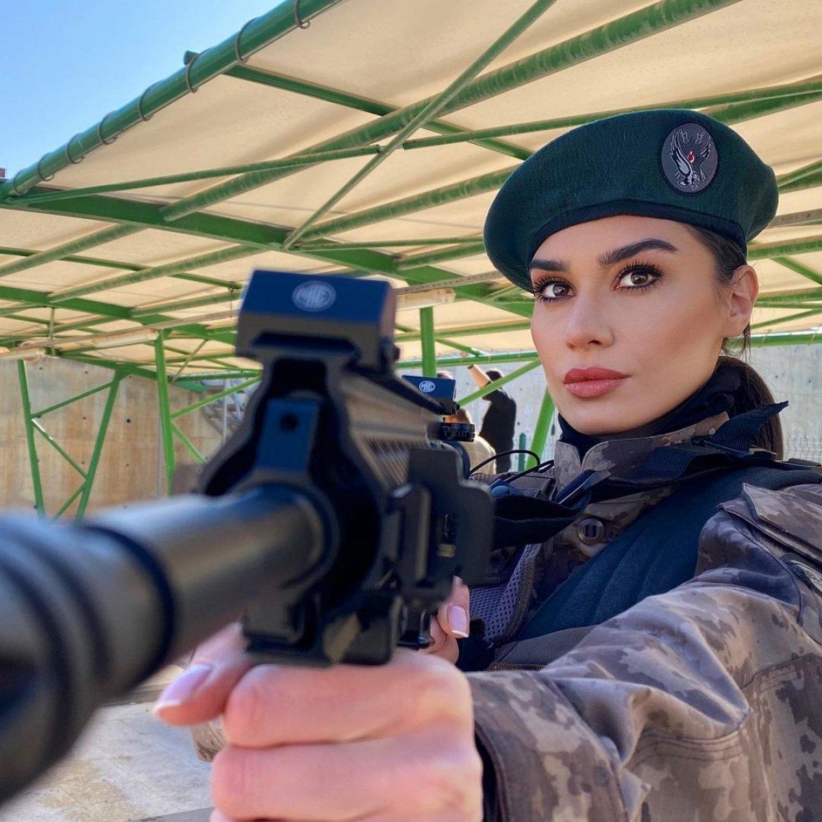 Burcu Kıratlı, köylü kızı imajıyla beğeni topladı