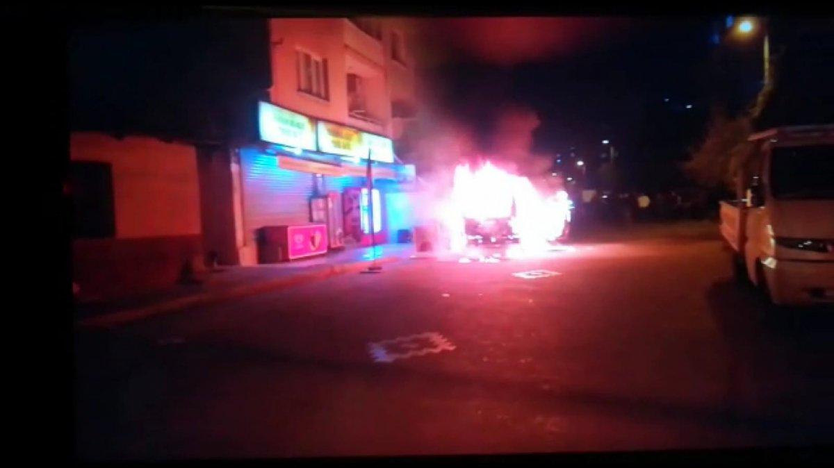 İzmir'de bir otomobil alevlere teslim oldu