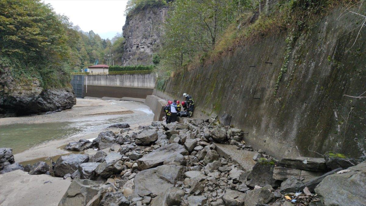 Rize'de otomobil dereye düştü: 23 yaşındaki genç öldü