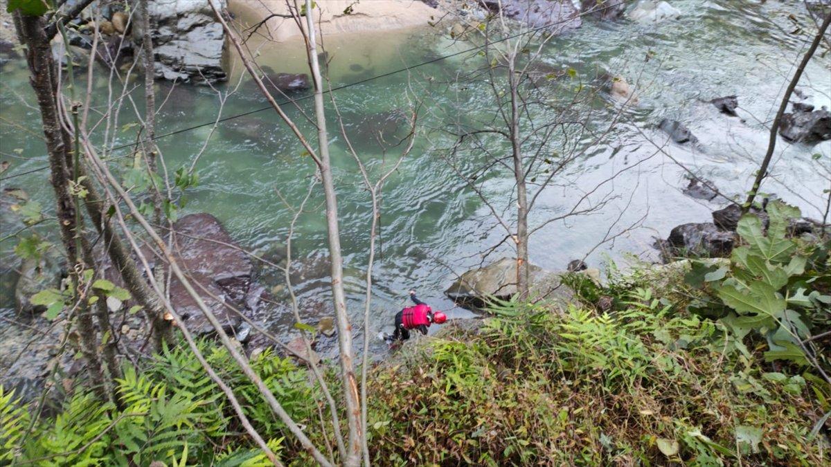 Rize'de otomobil dereye düştü: 23 yaşındaki genç öldü