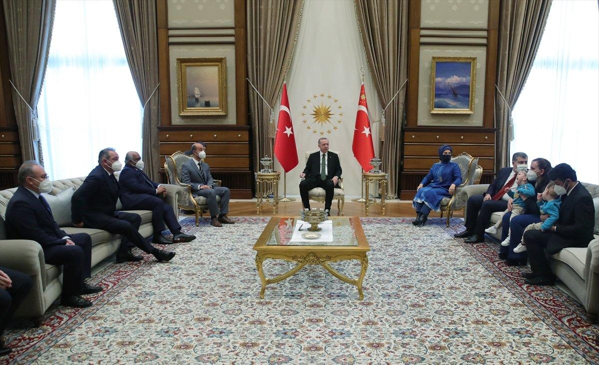 Cumhurbaşkanı Erdoğan, siyam ikizleri Derman ve Yiğit'i Külliye'de ağırladı