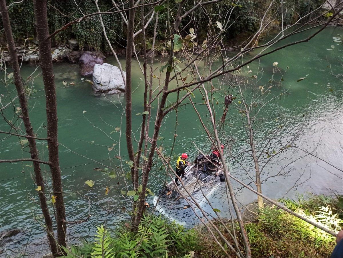 Rize'de otomobil dereye düştü: 23 yaşındaki genç öldü