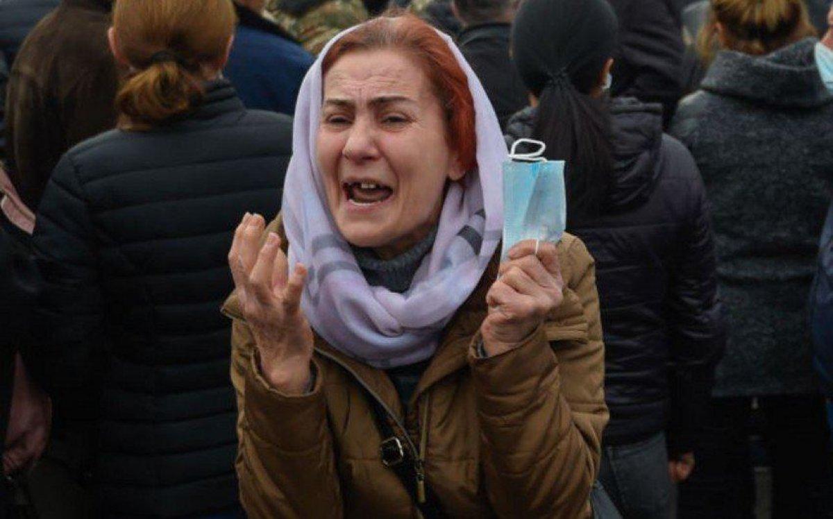 Ermenistan'da asker aileleri evlatları için nöbette