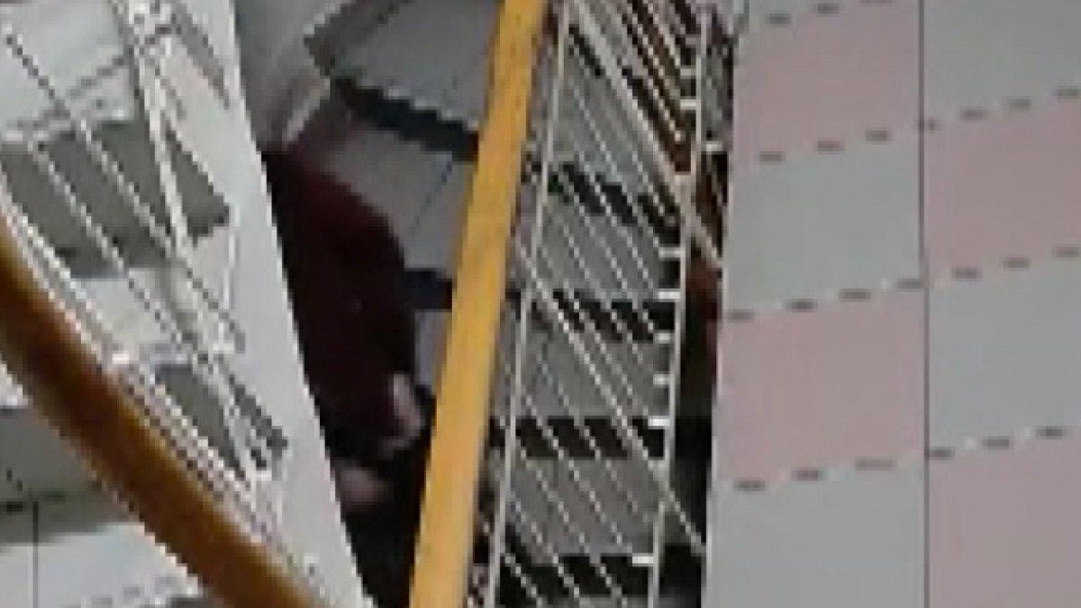 Beşiktaş'ta sipariş getirdiği apartmanda merdivenlere idrarını yapan kurye