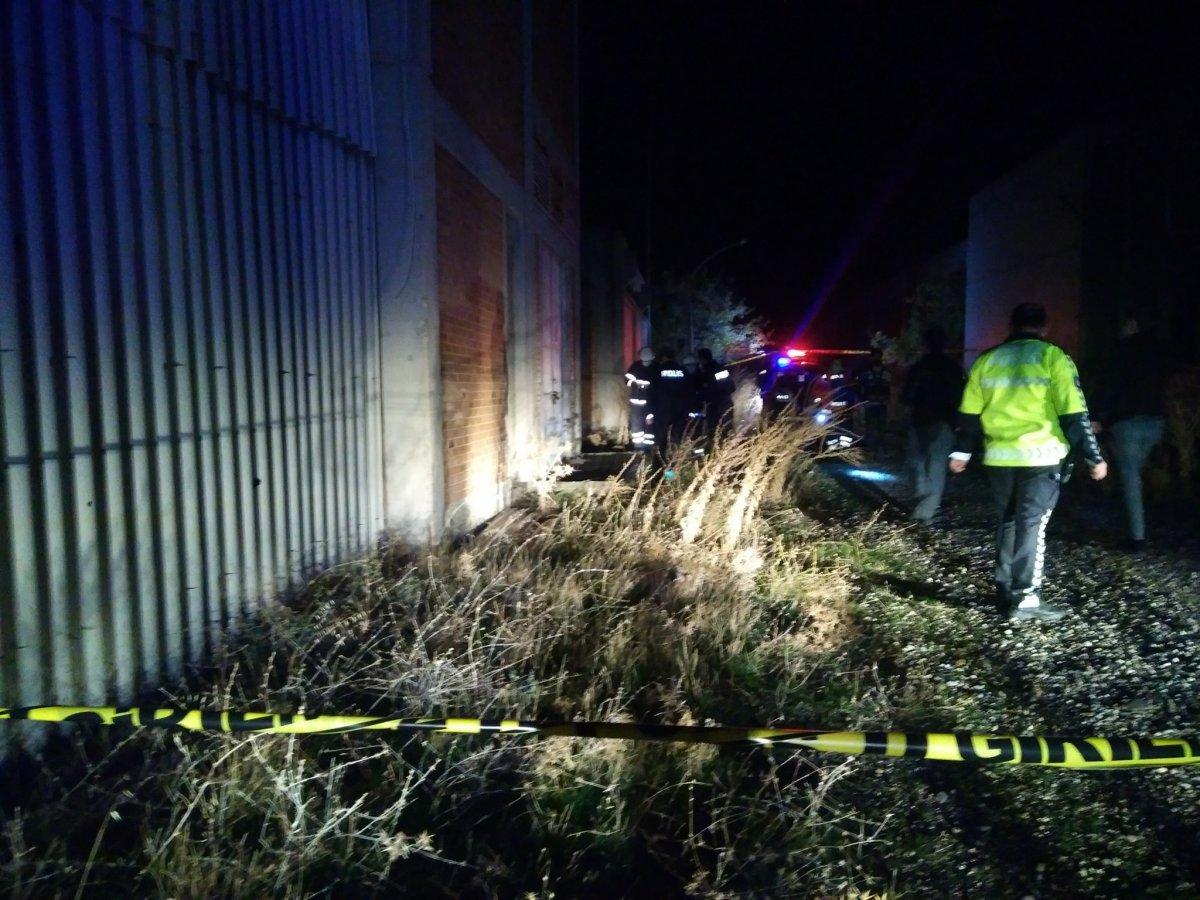 Kütahya'daki iplik fabrikasında bulunan çukurda ceset çıktı