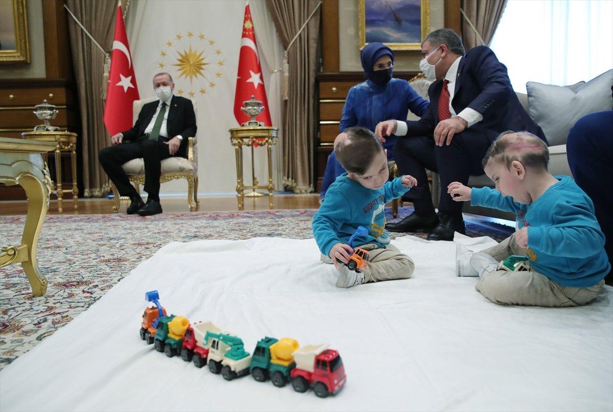 Cumhurbaşkanı Erdoğan, siyam ikizleri Derman ve Yiğit'i Külliye'de ağırladı
