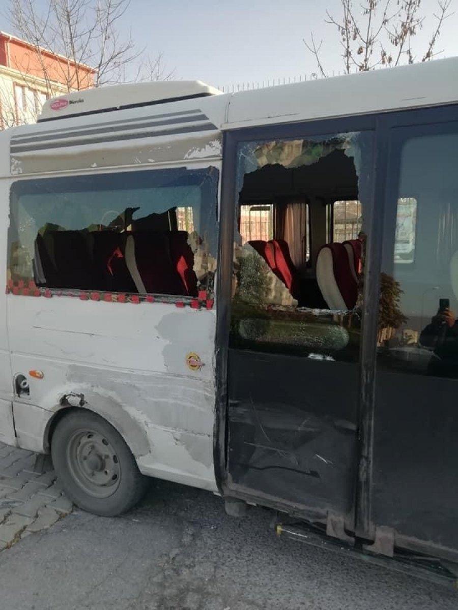 Eskişehir'de park halindeki minibüsü ezen tır, yoluna devam etti