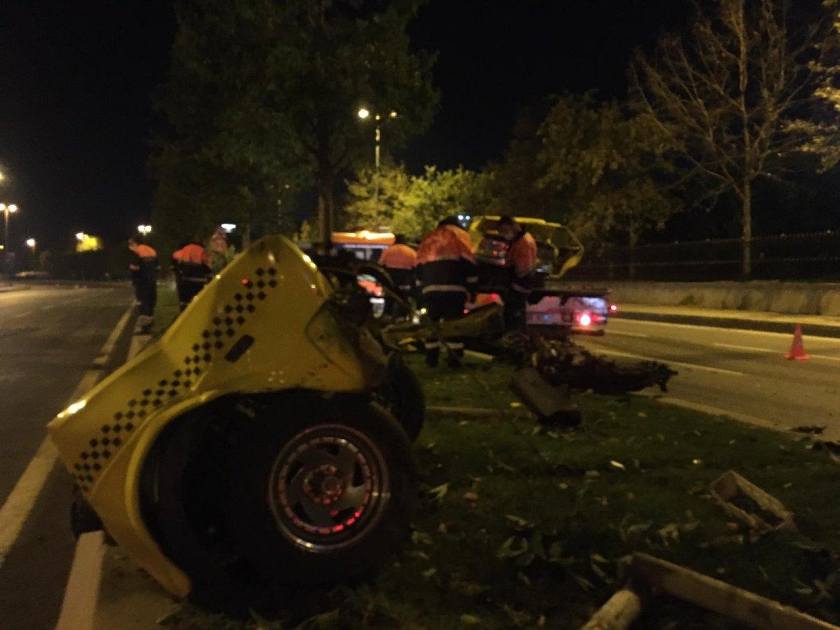 Kartal'da makas atan araç ikiye bölündü