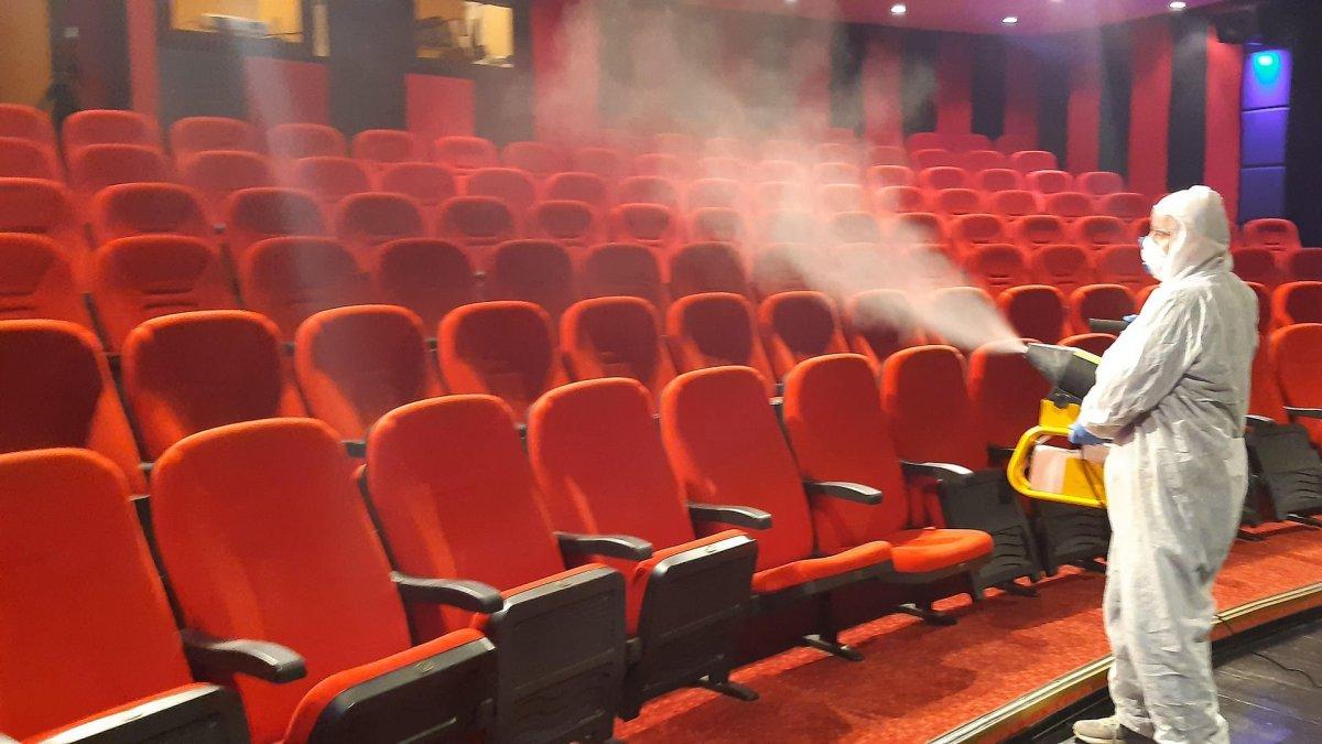 İBB'nin yeni koronavirüs tedbirleri: Salonlar, merkezler ve tiyatrolar kapanıyor