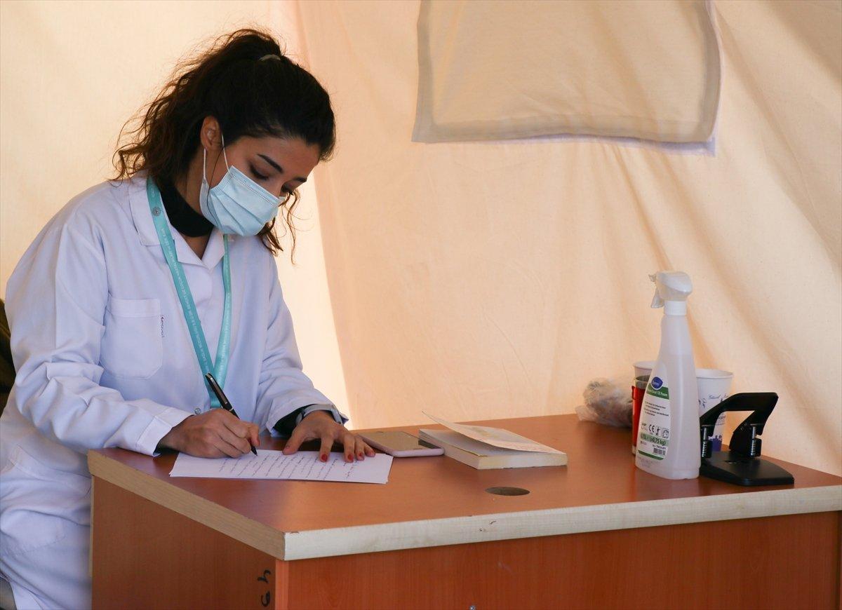 İki büyük deprem yaşayan doktor, İzmir'deki çadır kentte çocuklara şifa dağıtıyor