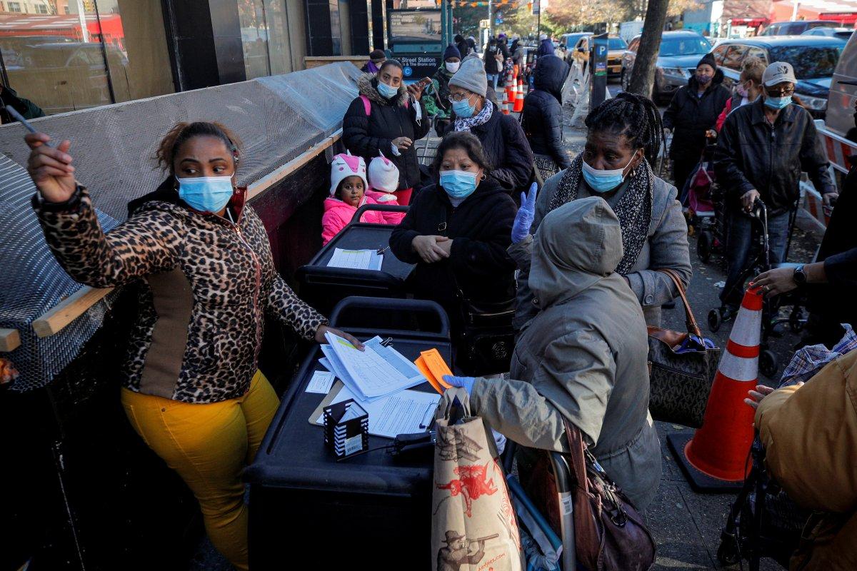 İşsiz New Yorklular hindi için kuyrukta