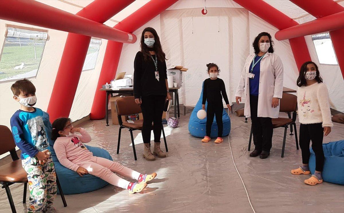 İki büyük deprem yaşayan doktor, İzmir'deki çadır kentte çocuklara şifa dağıtıyor