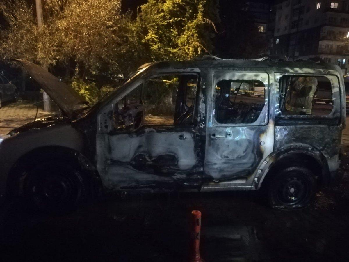 İzmir'de bir otomobil alevlere teslim oldu