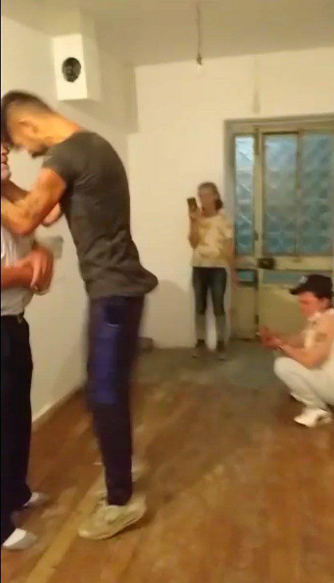 Burdur'da eve çağırdıkları seyyar satıcıyı darbeden şahıslar kamerada