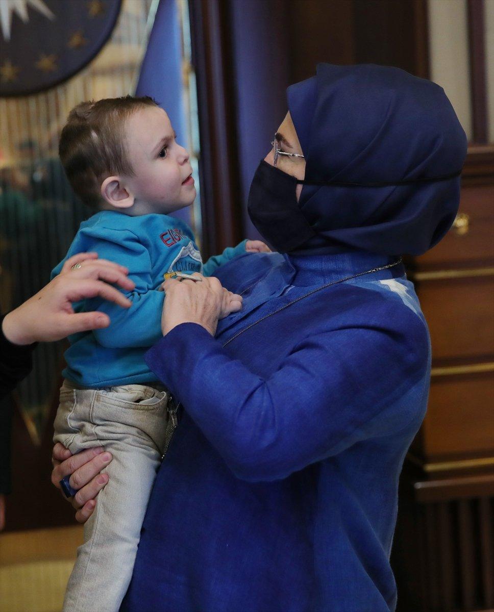 Cumhurbaşkanı Erdoğan, siyam ikizleri Derman ve Yiğit'i Külliye'de ağırladı