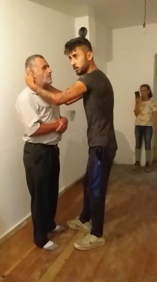 Burdur'da eve çağırdıkları seyyar satıcıyı darbeden şahıslar kamerada