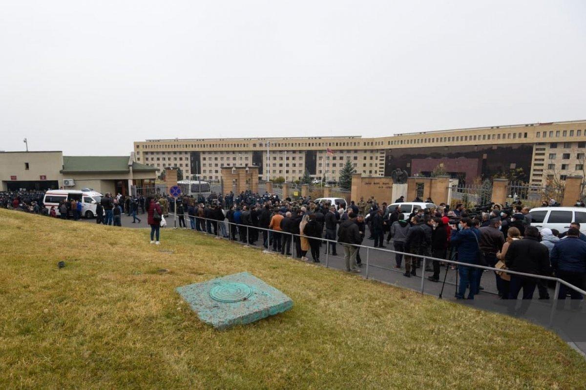 Ermenistan'da asker aileleri evlatları için nöbette