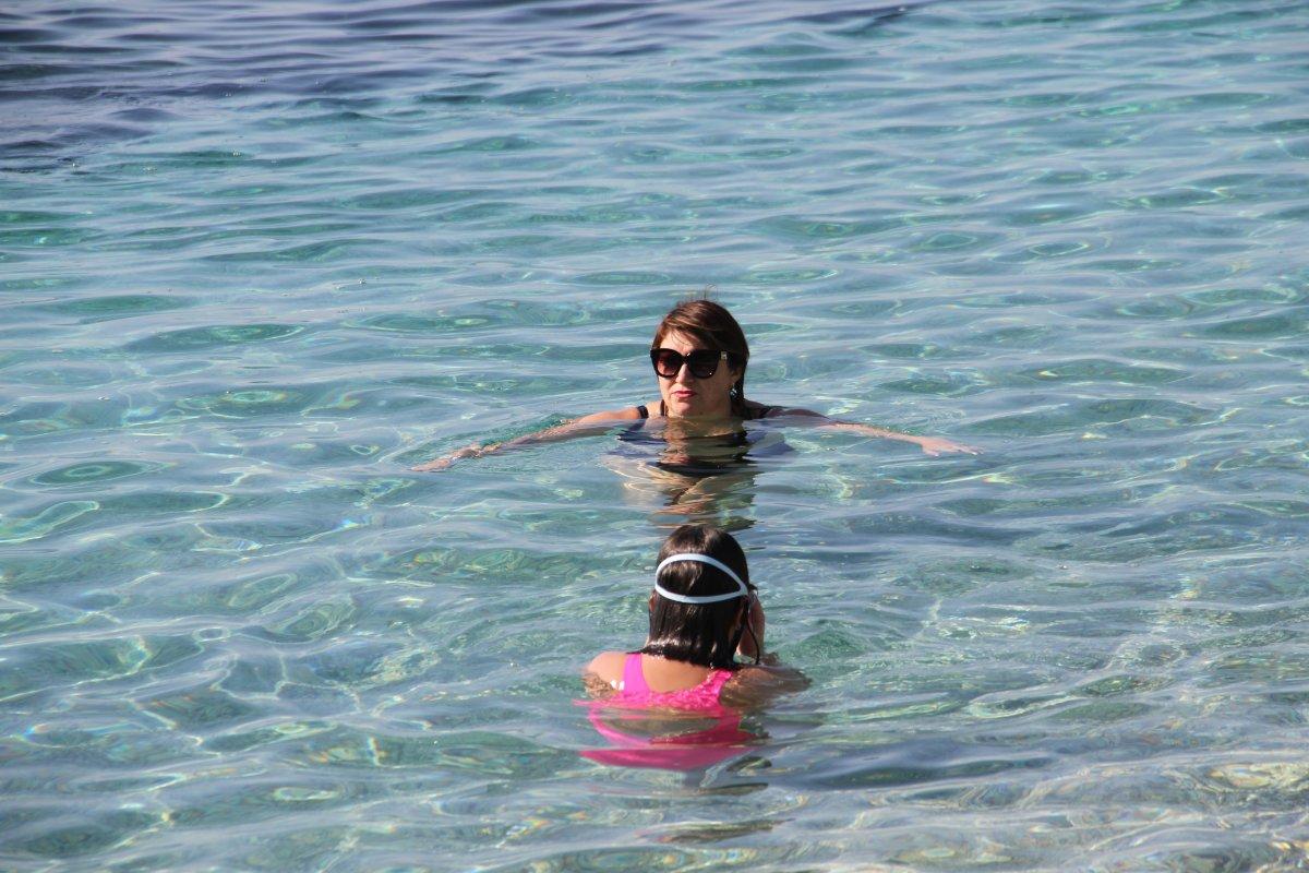 Alanya'da güneşli havayı fırsat bilenler plajlara akın etti