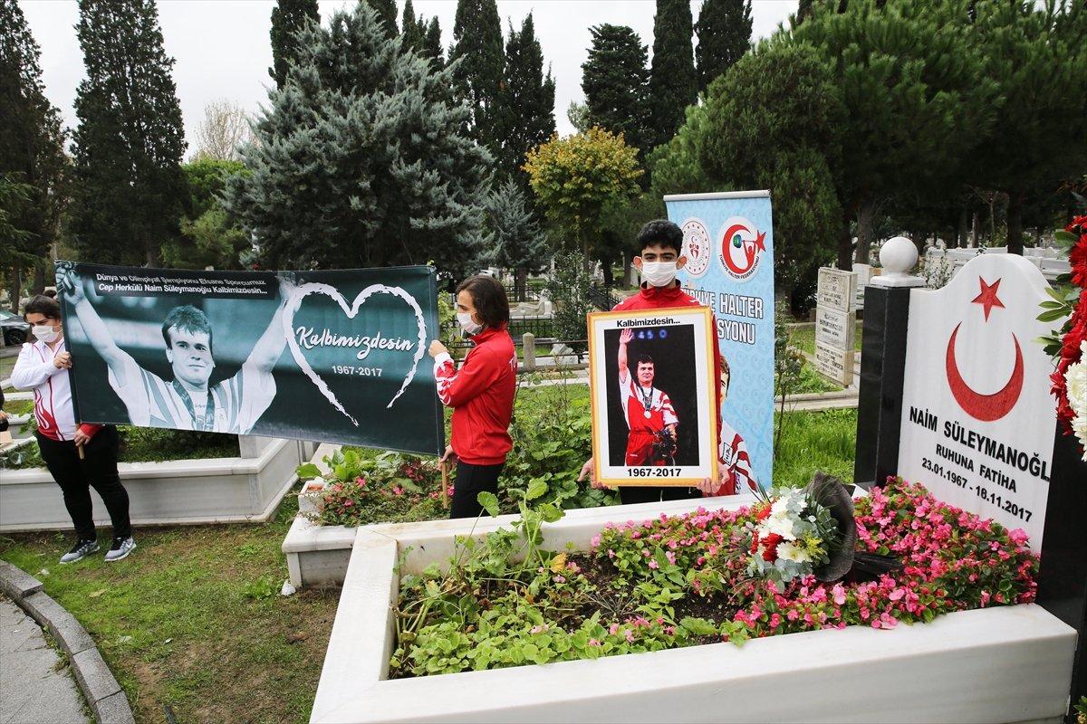 Naim Süleymanoğlu kabri başında anıldı