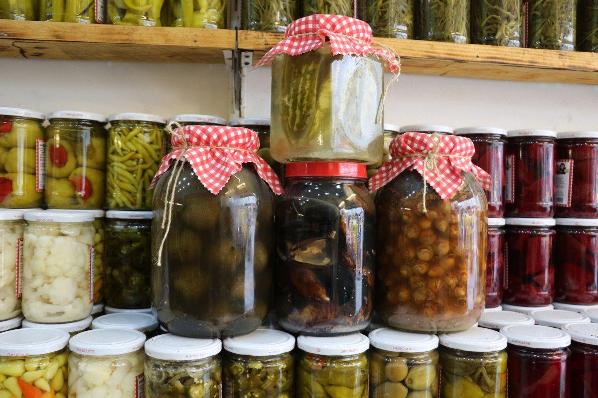 Fındık dahil 110 çeşit turşu yapıyor