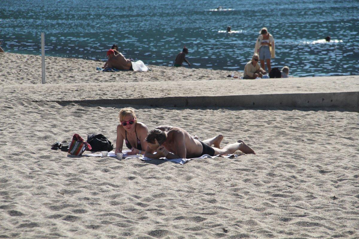 Alanya'da güneşli havayı fırsat bilenler plajlara akın etti