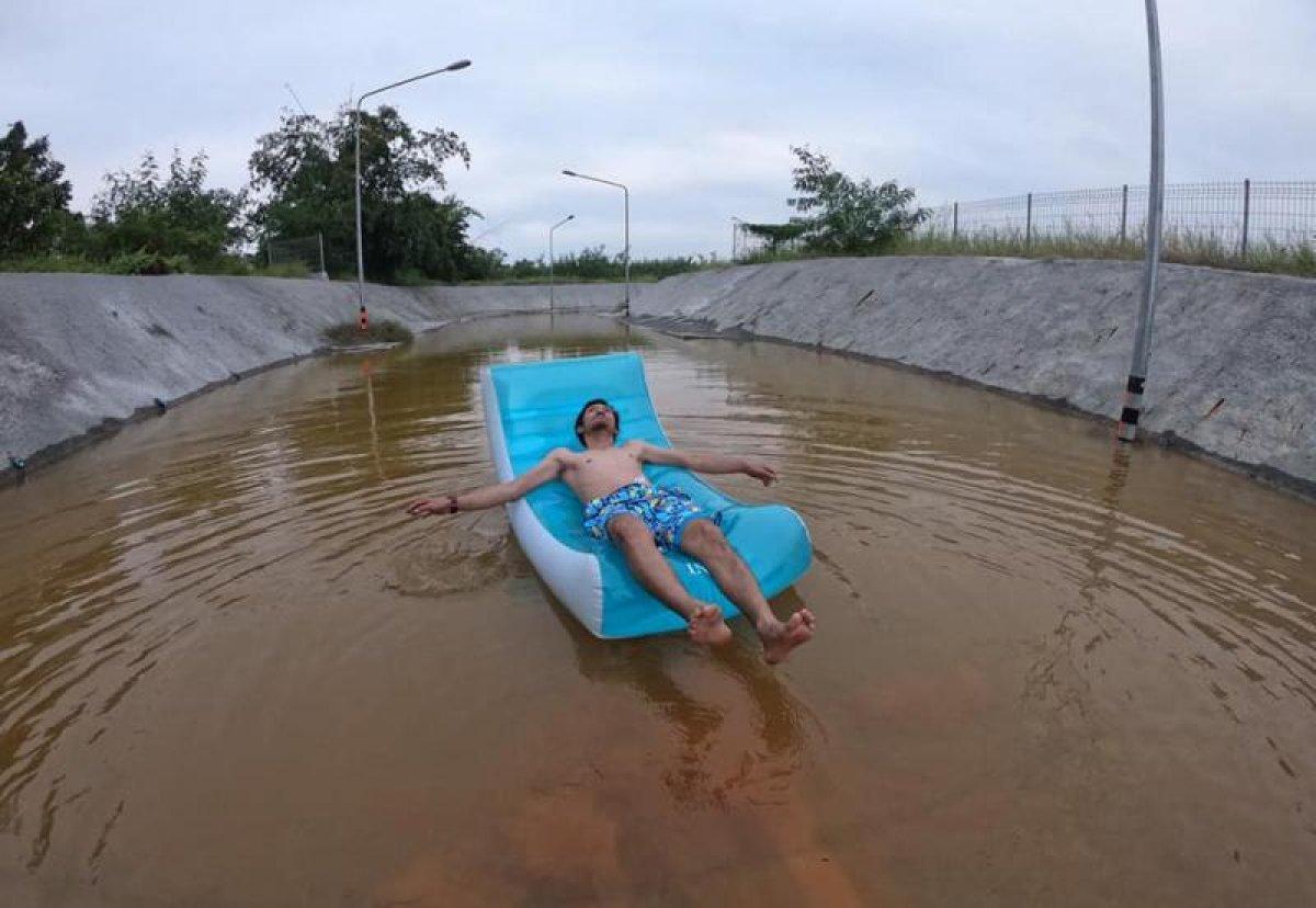 Tayland'da alt geçidi basan suyun boşaltılması için şaşırtan protesto