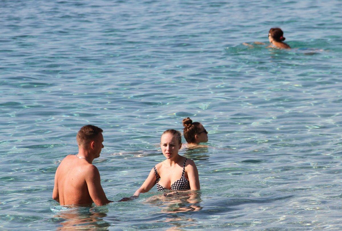 Alanya'da güneşli havayı fırsat bilenler plajlara akın etti