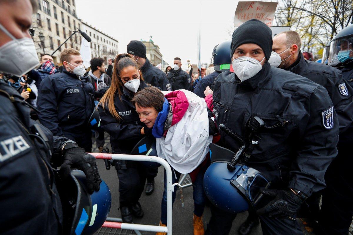 Almanya'da koronavirüs eylemi