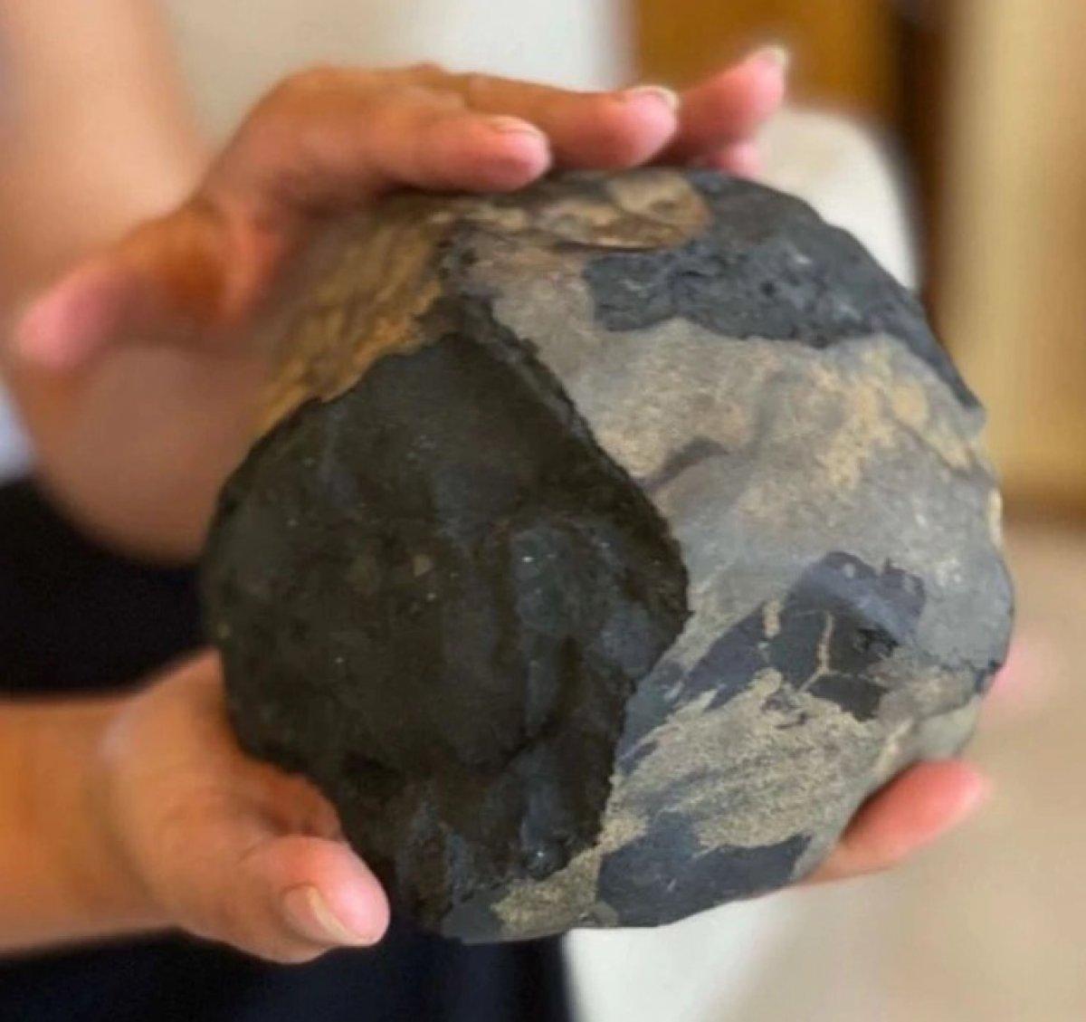 Endonezyalı tabutçu bahçesine düşen göktaşını sattı, milyoner oldu