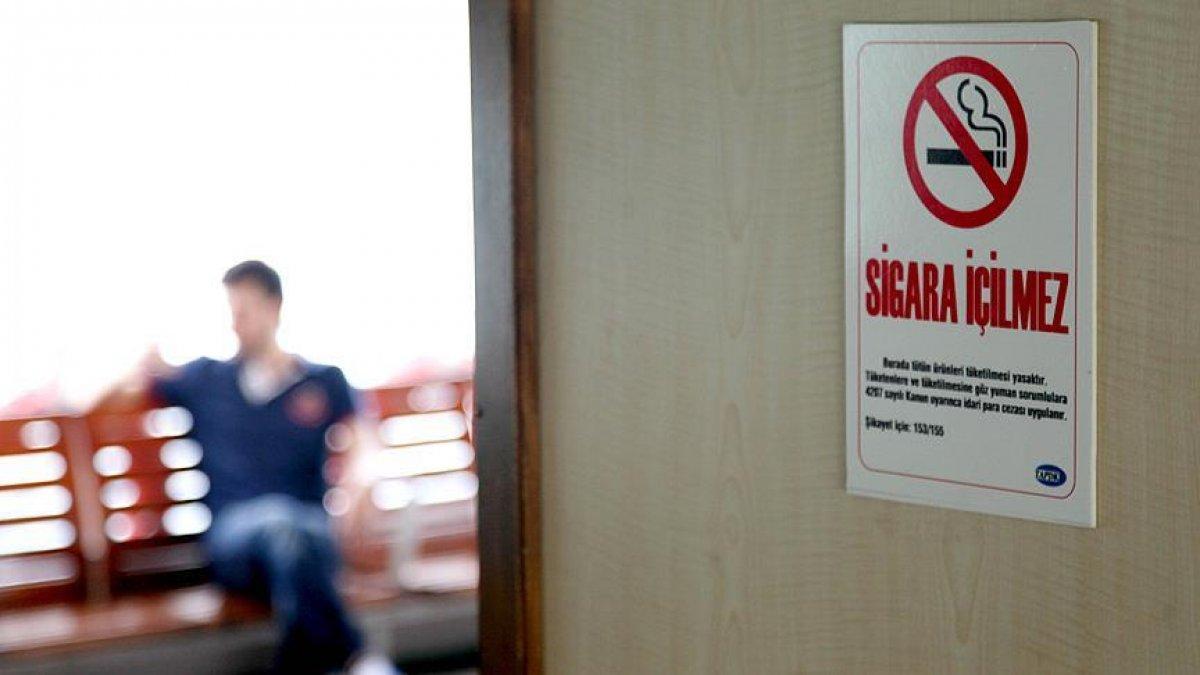 Sigara içerken üflenen hava, koronavirüsün bulaşma riskini artırıyor