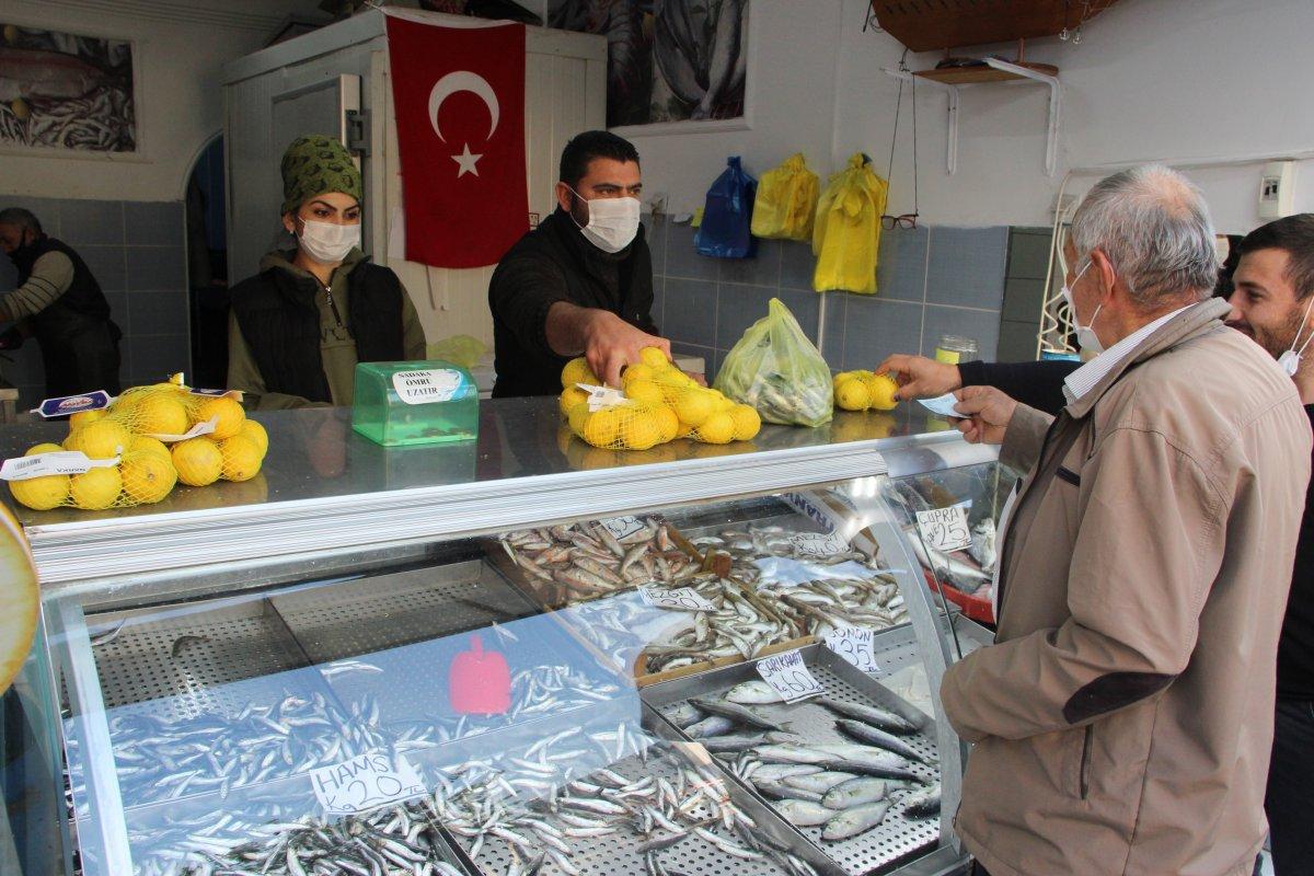 Düzce'de hamsi fiyatları 20 liraya kadar geriledi