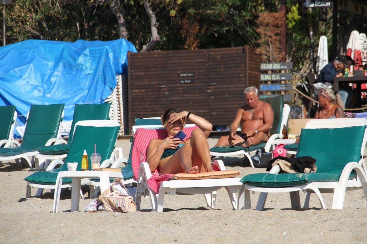 Alanya'da güneşli havayı fırsat bilenler plajlara akın etti