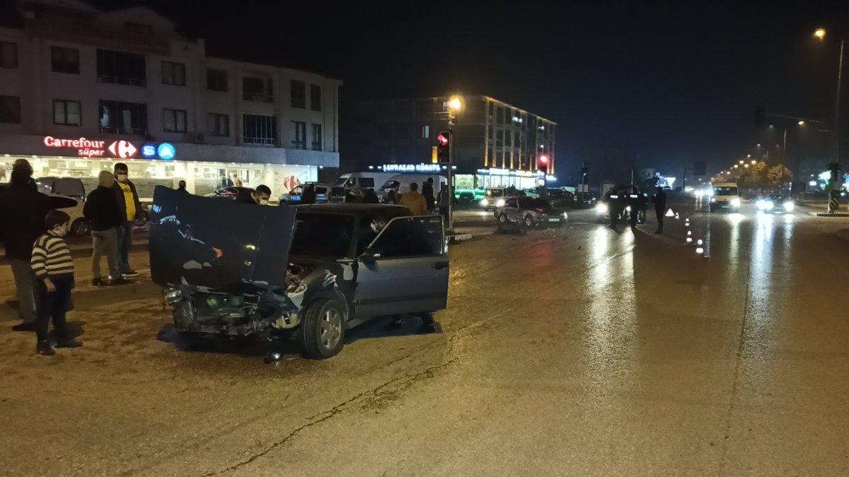 Düzce'de kaza yapan sürücü ambulansa binmek istemedi