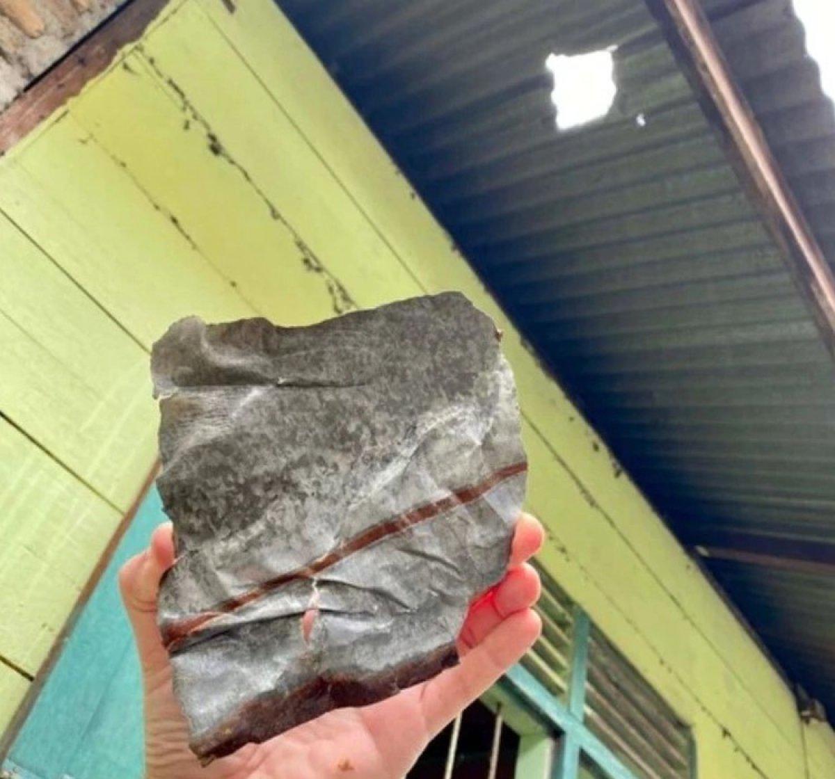 Endonezyalı tabutçu bahçesine düşen göktaşını sattı, milyoner oldu